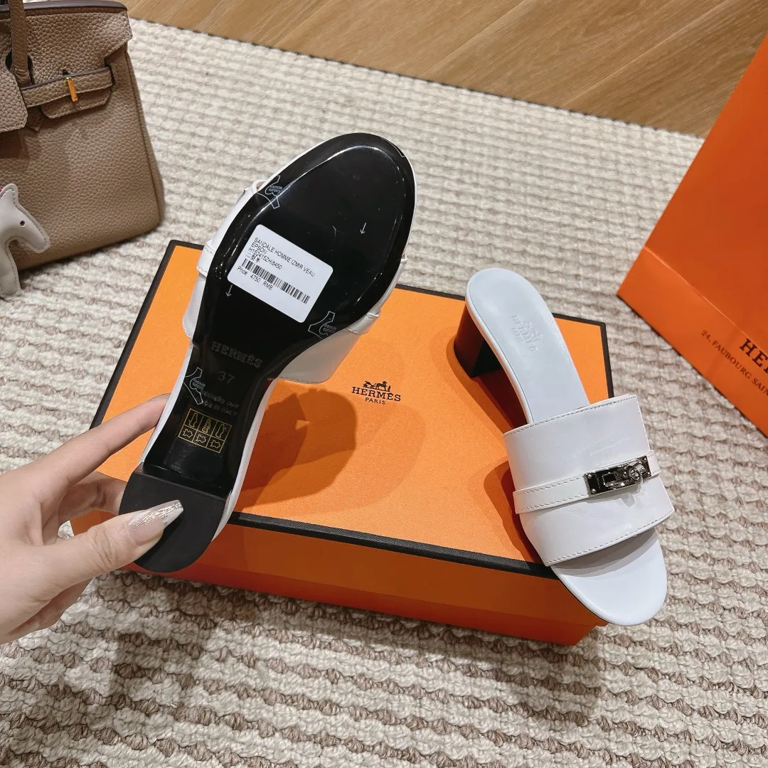 👟👟Ex-factory price 540👟👟 High version of the 2024 spring and summer new HERMES Hermès counter new style. The wedge-heeled Erjiu sandals and slippers, which have been extremely popular recently, are paired with various colorful socks. They are very trendy. Upper: cowhide. Outsole: technological imitation wood sole. Heel height: about 7cm. Size: Female 35-41 (40/41 non-refundable and non-exchangeable)